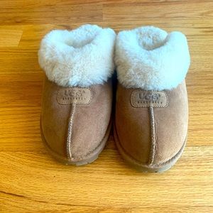 UGG Women’s Coquette Slipper in Chestnut